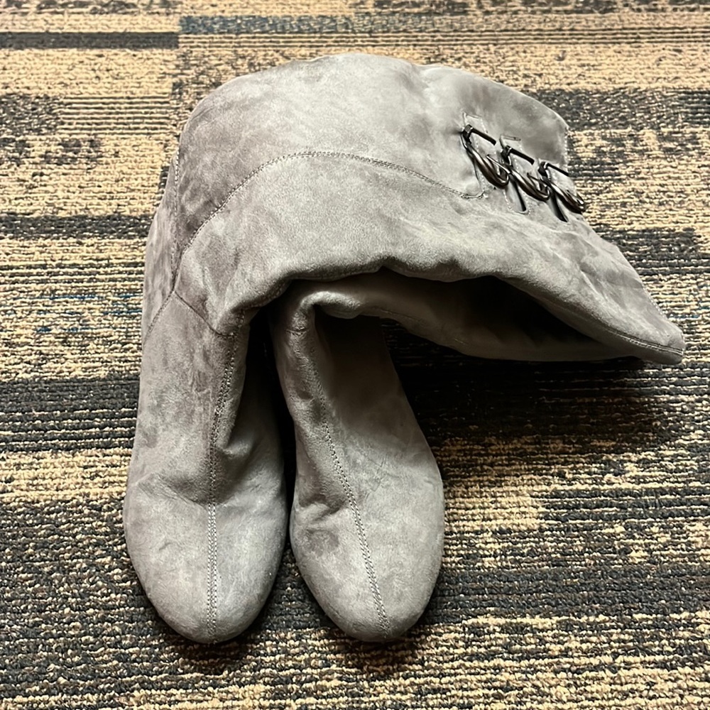I am selling these size 9.5 heel boots from Bella Vita.